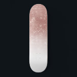 Skate Ombre de sequência de brilho Dourado com Rosa bril<br><div class="desc">Este design chic e glamouroso é perfeito para a moda e na moda. Ele retrata uma sequência brilhante de rosa dourado cintilante e gradiente branco ombre. É moderno, feminino, bonito e legal. ***NOTA DE DESIGN IMPORTANTE: Para qualquer solicitação de design personalizada, como solicitações de correspondência de produtos, alterações de cor,...</div>