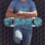 skate Ondas do Oceano Azul<br><div class="desc">Atravesse as ondas com este surpreendente skate de ondas azuis. Perfeito para principiantes e skatistas experientes, este conselho certamente vira cabeças no skate Park ou na praia. Compre na loja de moda Zazzle.</div>