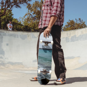 Skate Ondas E Barcos De Pesca No Oceano,
