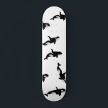 Skate Orca Whale Pod, Oceano Branco<br><div class="desc">Pod baleical de belas baleias orca para cada amante de baleias. Baleias assassinas de orca fazem decor em casa,  presente. Tabuleiro personalizado legal preto e branco com o tema da orca.</div>