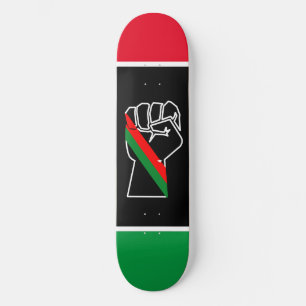Skate orgulho negro punho vermelho verde bandeira pan-af