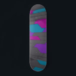 Skate Padrão Abstrato Geométrico de Na moda<br><div class="desc">Esta design moderna apresenta um padrão geométrico em cinza,  cor-de-rosa e roxo #cinza #rosa #roxo #teal #girly #geometrical #abstrato #persongifts #custom #christmas #feriados #feriados #holidaygifts #masculine #feminine #girine #na moda #trendage #sport #ao ar livre #skate #skater #skateboard #skateboards #skateboard #skate #divertido #legal #personalizado #natristmas #aniversário #giftsforhim #giftsforhim #giftsforhim</div>