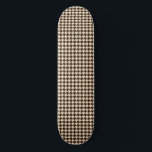 Skate Padrão Clássico de Ivory Pepita Houndstooth<br><div class="desc">Evergreen elegante e clássico padrão de tecido,  apresentando padrão pepita / houndstooth em combinação de cor marrom e marfim. skate de padrão castanho-roxo Pepita</div>