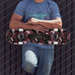 Skate Padrão de Abstrato preto-e-preto e Dourado<br><div class="desc">Skate. Apresentado em um design cor-de-rosa escuro, preto e ouro pronto para você personalizar. ✔ NOTA: APENAS MUDE AS ÁREAS MODELO NECESSÁRIAS! 😀 Se necessário, você pode remover o texto e começar a adicionar o texto e a fonte que quiser. 📌 Se você precisar de mais personalização, clique no botão...</div>