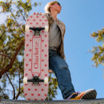 Skate Padrão de Coração Vermelho e Rosa Personalizado<br><div class="desc">Personalize este lindo e giro coração vermelho-chic repetindo padrão em design cor-de-rosa com seu nome em tipografia chic elegante. A mão original pintou trabalho de arte por Catherine Sweetman.</div>