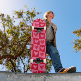 Skate Padrão de Corações Rosas e Vermelhos Xadrez Distor