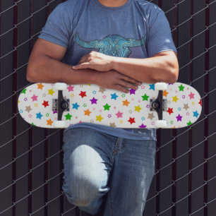 Skate Padrão de Estrelas Coloridas em Branco