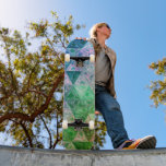 Skate Padrão de Flor Azul e Verde<br><div class="desc">O design moderno e na moda neste skate vem com um belo padrão com flores e triângulos. Para garotas e garotos.</div>