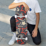 Skate Padrão de Grunge Legal das estrelas Vermelhas Mode<br><div class="desc">O Quadro Personalizado de Padrões de Grunge Legal das estrelas Vermelhas Negras Modernas apresenta um padrão simples de tons vermelhos,  pretos e natas. Dê um presente personalizado,  skate personalizado ao seu skate favorito para o Natal,  aniversário ou seu melhor amigo. Elaborado por ©Evco Studio www.zazzle.com/store/evcostudio</div>