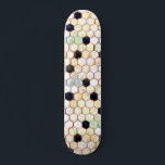 Skate Padrão de Hexágono de Abstrato de Honeycomb Selvag<br><div class="desc">Um skate de mel único do tipo abstrato hexágono selvagem para raparigas. Seja a abelha rainha do internato com um estilo único.</div>