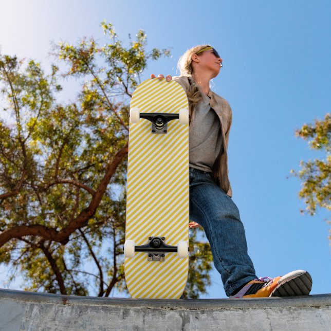 Skate Padrão de listras diagonais amarelas e brancas (Ao ar livre 1)