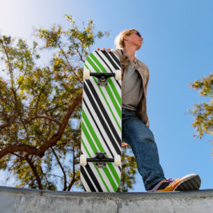 Skate Padrão de Listras Verde Preto Branco Design