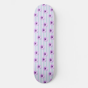 Skate padrão de margarida listrada de azul e roxo