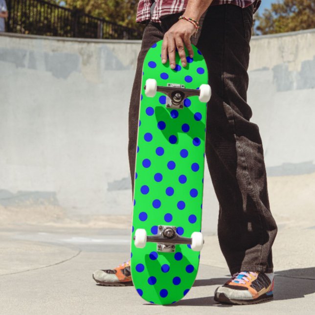 Skate Padrão de Pontos Polka Azuis Sobre Verde  (Criador carregado)