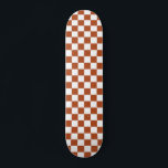 Skate Padrão de Verificação Branco Castanho<br><div class="desc">Design de Padrão de Quadrados Geométricos Checkered Check Castanho e Branco</div>