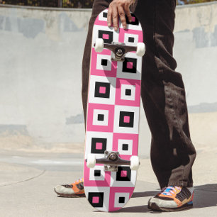 Skate Padrão de Xadrez Rosa Preto e Branco em Quadrados