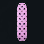Skate Padrão do crânio preto-branco em fundo rosa<br><div class="desc">Crânios negros super bonitos formam um padrão em um fundo rosa.</div>