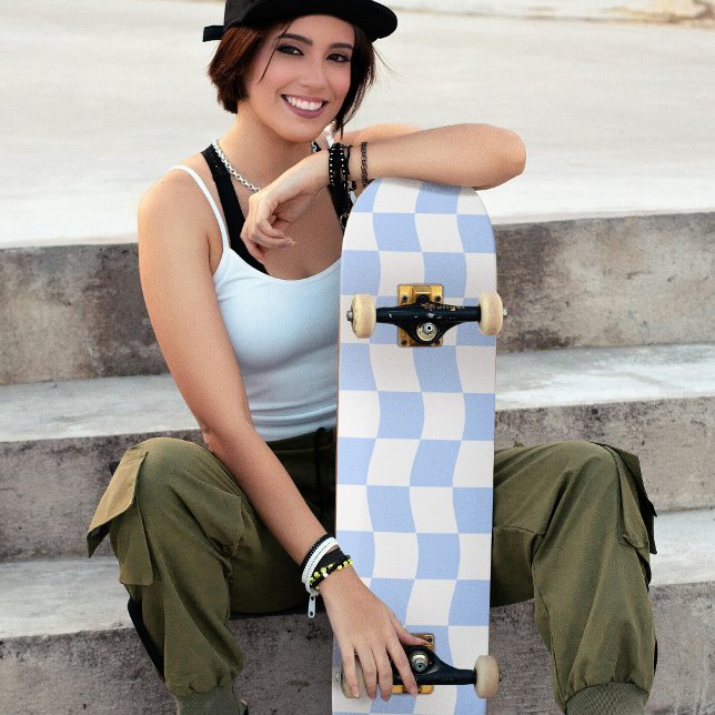 Skate Padrão do quadro de verificação branco branco past (Pastel Blue White Wavy Checkerboard Pattern Skateboard)
