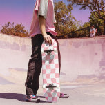 Skate Padrão do Verificador Retro Branco Girly Pink<br><div class="desc">Outro skate feminino de JessicaAmber. Esta prancha de skate divertida apresenta um design de prancha de xadrez branco e rosa pastel. O padrão tem uma distorção ondulante nele, dando uma vibração divertida e jovem. Um presente de excelente para sua filha adolescente. ・ ・ Para obter mais equipamentos Y2K, visite minha...</div>