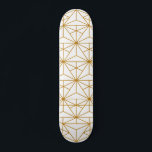 Skate Padrão geométrico de deco de arte branca e dourada<br><div class="desc">Um padrão branco e ouro ligeiramente retrô,  mas moderno.</div>