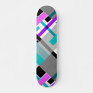 Skate padrão geométrico em cores listradas e néon