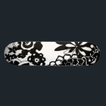 Skate Padrão Gráfico do Jardim Floral Negro e Branco<br><div class="desc">Um padrão gráfico que mostra uma cena de jardim floral preto e branco,  criado por Chariklia Zarris. Mesmo com apenas duas cores,  a pintura é quase esmagadora em sua beleza. Dê a si mesmo o dom de uma bela exibição floral comprando este impressão hoje!</div>