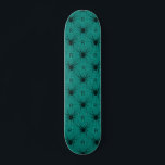 Skate Padrão Inicial do Monograma Personalizado de Aranh<br><div class="desc">Este skate elegante com um padrão de aranha teal e um monograma personalizado daria um presente maravilhoso para alguém que ama coisas góticas! Adicione facilmente a inicial desejada clicando na opção "personalizar este modelo".</div>