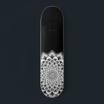 Skate Padrão Preto E Branco De Mandala<br><div class="desc">Um branco vibrante no skate de mandala preto com um padrão simétrico espantoso. Símbolo único e negrito do universo.</div>