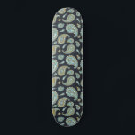 Skate Padrão Preto Verde Azul<br><div class="desc">Um retrô vintage com padrão paisley azul real verde e skate preto. Bonita e caprichosa.</div>