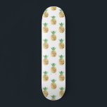 Skate Padrão tropical havaiano de abacaxi de folha de ou<br><div class="desc">Diversão do padrão de abacaxi de folha de ouro tropical havaiano. Este abacaxi amarelo e verde Aloha Hawaii é um perfeito impressão legal para um presente de aniversário de verão.</div>