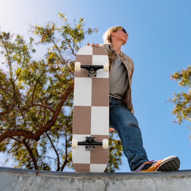 Skate Padrão verificado em branco e Mocha Mousse (Ao ar livre 1)
