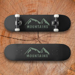 Skate Painéis negros das montanhas verdes<br><div class="desc">Um skate preto com montanhas verdes e texto personalizável para amantes de caminhadas e aventuras ao ar livre!</div>