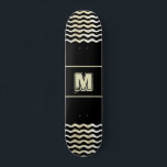 Skate Painel de controle monograma com ondas em preto<br><div class="desc">Este skate personalizável vem com um monograma e ondas abstrato digitais em cada lado. A fonte,  o tamanho e a cor do monograma podem ser alterados. O fundo é preto,  mas você também pode mudá-lo. Tabuleiro de skate.</div>