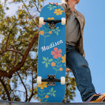 Skate Painel de navegação do Buquê Blue Daisy Vintage<br><div class="desc">Pista de Buquê de margarida azul. Design de padrão de flores doce,  feminina,  giro,  bonito e na moda por Dreaming Coon. Personalize este skate como um presente maravilhoso para uma desportista que ama o céu azul,  o oceano azul e as cores azuis.</div>