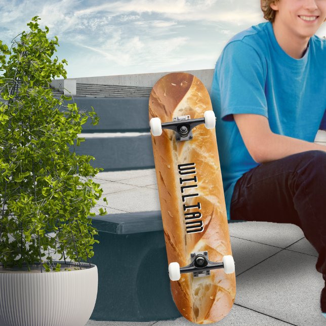 Skate Pão Francês Baguete Imagem de Comida Personalizada (A skateboard made to look like a baguette, personalized with a name)