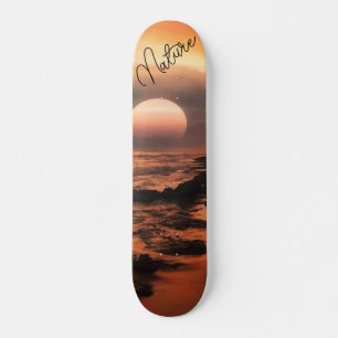 Skate patineta con la puesta del mar