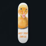 Skate Pato Amarelo Engraçado Reproduzindo Piscar os olho<br><div class="desc">Engraçado Pato Amarelo Reproduzindo Piscar os olhos Feliz Desenho e Texto do Cartoon de Sorriso Feliz - Escolha / Adicione seu Texto / Fonte / Cor - Faça seu presente especial - Redimensione e mova ou remova e adicione elementos / imagem com a ferramenta de personalização! - Desenho e Design...</div>