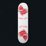 Skate Peças de Melancia Suculenta Vermelha, Suculenta -<br><div class="desc">Peças de Melancia Vermelha Suculenta e Suja - Desenho Fruta de Verão Fresco - Escolha / Adicione Seu Texto / Fonte / Cor Única - Faça seu presente especial - Redimensione e mova ou remova e adicione elementos / imagem com a ferramenta de personalização! - Desenho e Design por MIGNED....</div>