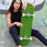 Skate Personalização de Illusão Óptica de Padrão Preto N<br><div class="desc">Padrões ópticos de ilusão ópticos de preto neon verde O skate personalizado apresenta um padrão de abstrato em preto e verde criando uma ilusão óptica. Dê um presente personalizado,  skate personalizado ao seu skate favorito para o Natal,  aniversário ou seu melhor amigo. Elaborado por ©Evco Studio www.zazzle.com/store/evcostudio</div>