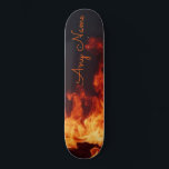 skate personalizado com Design de chamas<br><div class="desc">Dê ao porteiro em sua vida um presente especial com este skate personalizado com um design de chamas ultra legal. O design permite inserir qualquer nome que você quiser.</div>