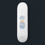 Skate Personalizado de abacaxi de praia solar tropical<br><div class="desc">Uma praia do pôr do sol e a forma do abacaxi da cena do horizonte mostrando um oceano calmo. DICA - Emparelhe isto com itens que combinam como a garrafa, e pode arrefecer nesta coleção. Adicione seu nome ou nome de convidado clicando no botão "Personalizar". Você também pode mudar a...</div>