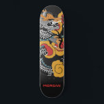 skate personalizado de dragões<br><div class="desc">Quadro de skate de dragões de arte asiáticos arrojados personalizados com seu nome em um tipo de sans vermelho. Cor de laranja vermelha e preta.</div>