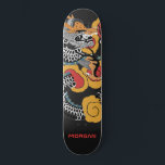 skate personalizado de dragões<br><div class="desc">Quadro de skate de dragões de arte asiáticos arrojados personalizados com seu nome em um tipo de sans vermelho. Cor de laranja vermelha e preta.</div>