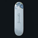 Skate Personalizar Script Floral Azul Dusty de Cor da Ág<br><div class="desc">skate Dusty Blue Floral Greenery que você pode personalizar clicando no botão "Personalizar". Apresentando uma folhagem elegante e elegante de eucalipto verde,  flores azuis e brancas poeirentas,  com roteiro e layout moderno.</div>
