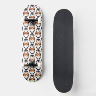 Skate Pinguim fofo segurando placa com o número 99 nela