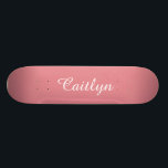 Skate Pink de Morango Claro Personalizável<br><div class="desc">Este design apresenta um texto branco personalizável com um fundo cor-de-rosa claro de morango. Personalize com seu nome ou qualquer outro texto de sua escolha.</div>