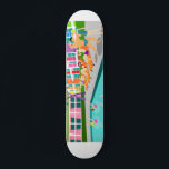 Skate Placa técnica do Hotel de Primaveras de Palma Retr<br><div class="desc">Este skate do Hotel Retro Palm Primavera é tão fabuloso quanto é kitschy. A sua fachada gigantesca e brilhante do arco-íris é atormentada pelas montanhas verdes limões e pelas espetacularmente icônicas palmeiras. Há uma festa acontecendo na piscina com as belezas balneares e músculos mastigando vitamina D enquanto observam os nadadores...</div>