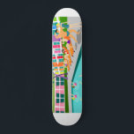 Skate Placa técnica do Hotel de Primaveras de Palma Retr<br><div class="desc">Este skate do Hotel Retro Palm Primavera é tão fabuloso quanto é kitschy. A sua fachada gigantesca e brilhante do arco-íris é atormentada pelas montanhas verdes limões e pelas espetacularmente icônicas palmeiras. Há uma festa acontecendo na piscina com as belezas balneares e músculos mastigando vitamina D enquanto observam os nadadores...</div>