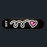 Skate Plataforma cor-de-rosa feita sob encomenda do<br><div class="desc">Plataforma feita sob encomenda do skate do design do coração do rosa do monograma. O conselho de madeira legal do skate projeta para meninos e meninas. Ideia do presente de aniversário do divertimento para miúdos adolescentes. Personalize com seu próprio nome original, letras engraçadas das citações ou do monograma. Ideia impressionante...</div>