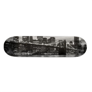 Skate Ponte de Brooklyn e skyline de Manhattan, NYC